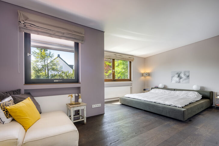 Geräumiges Masterschlafzimmer