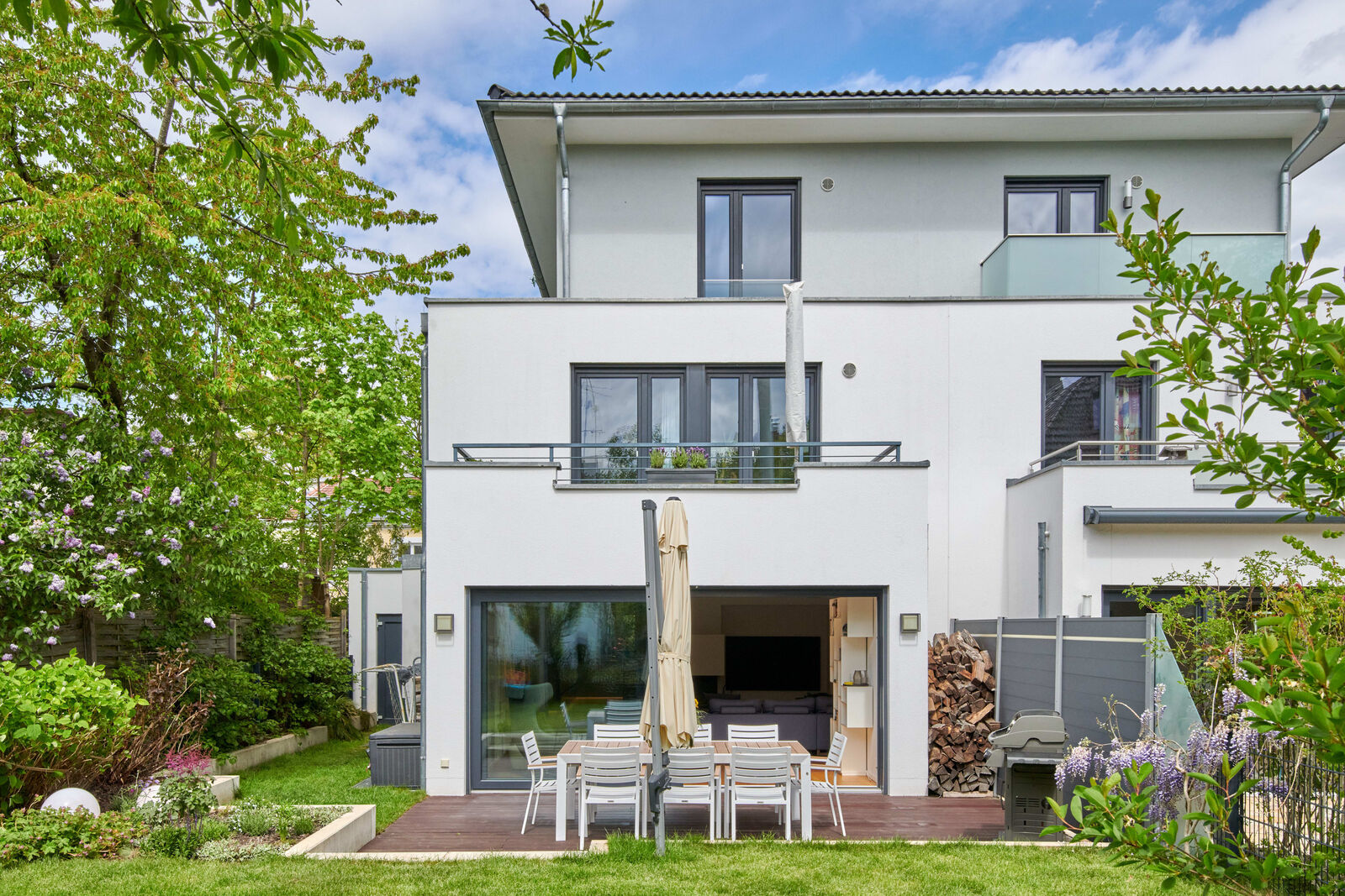 Hochwertige Haushälfte mit Gartenoase
