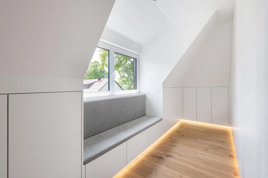 Dressing room with made-to-measure fixtures
