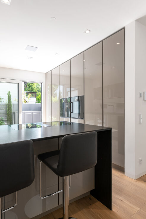 Moderne Küche mit Theke