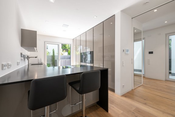 Moderne Küche mit Theke