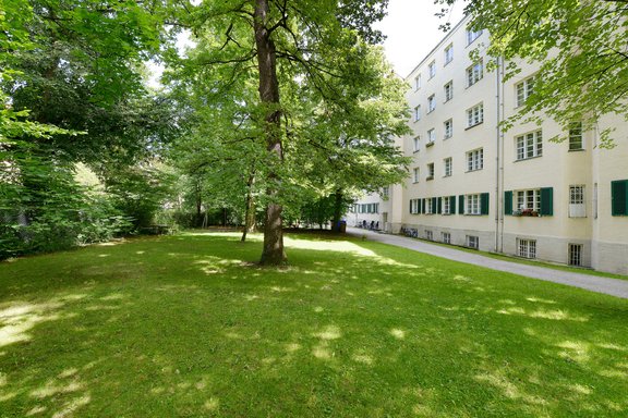 Weitläufiger, grüner Gemeinschaftsgarten