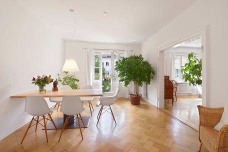 Charmante 4,5-Zimmer-Altbauwohnung mit Süd-Balkon in ruhiger Toplage