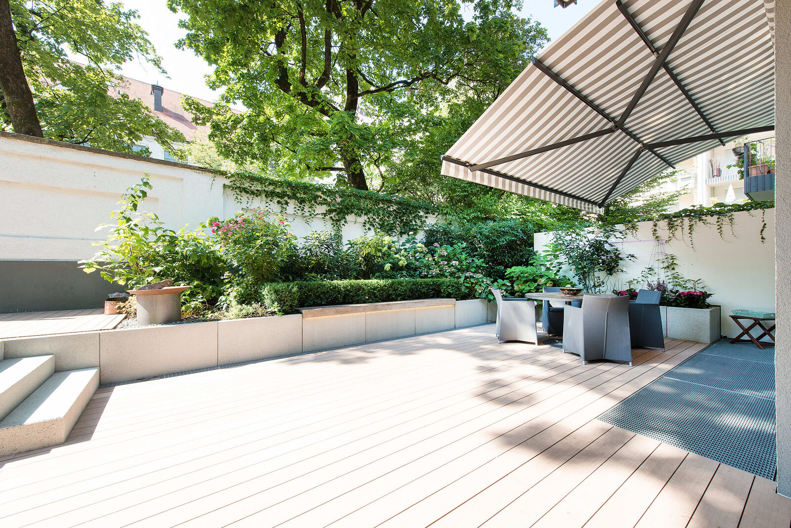 Zweiseitig umlaufender Privatgarten