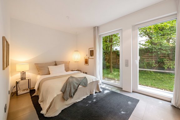 Gäste-/Arbeitszimmer mit Blick in den Garten