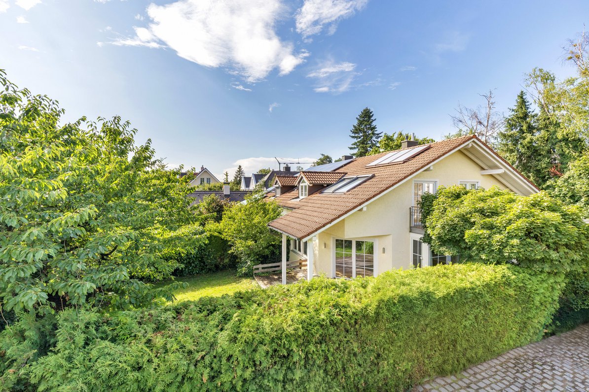 Charming semi-detached house in a quiet location