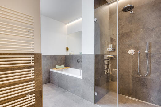 Comfortable main bathroom