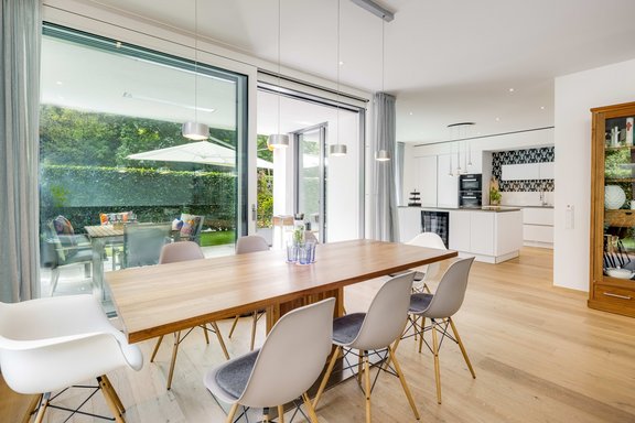 Essplatz mit Gartenblick