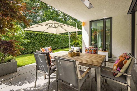 Dreiseitig umlaufender Garten