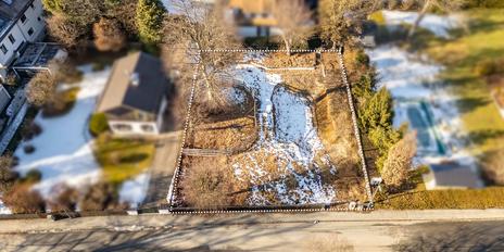 Family-friendly location: Attractive building plot with building permit