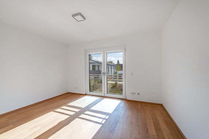 Zimmer mit bodentiefen Fenstern