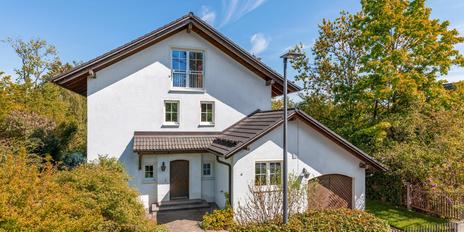 Familienfreundliches Domizil mit zauberhaftem Garten und weiterem Baurecht auf dem Grundstück