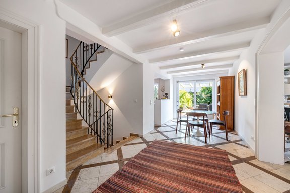 Einladender Flur und Essbereich