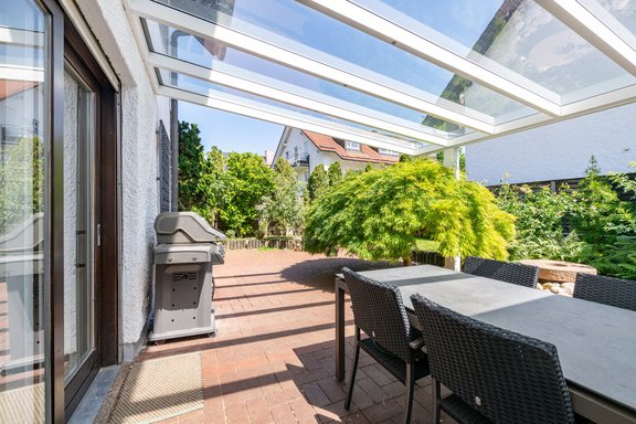 Überdachte Sonnenterrasse