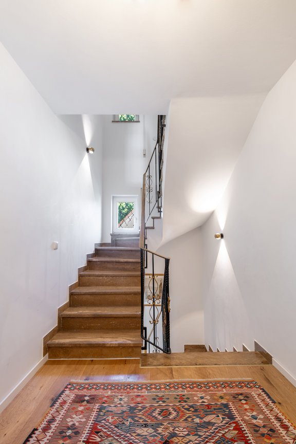 Lichtdurchflutetes Treppenhaus