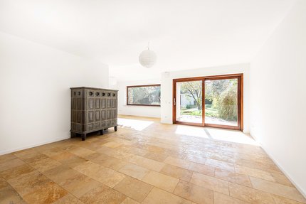 Living-dining area with large glass fronts to the garden