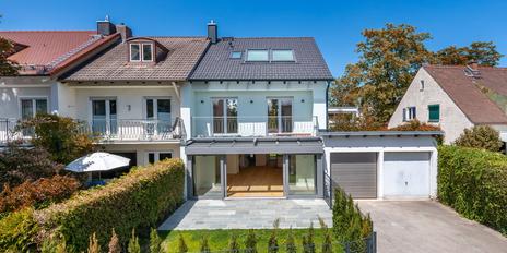 Familiengerecht: Soeben saniertes Reiheneckhaus mit Wintergarten, Terrassen und Südgarten