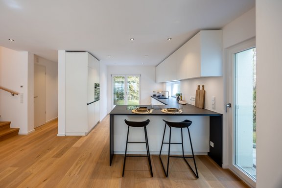 Offene Küche mit Terrassenzugang