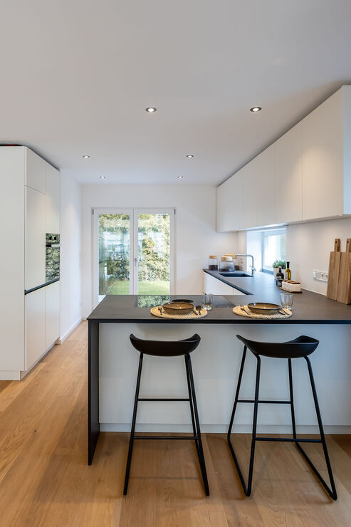 Offene Küche mit Terrassenzugang