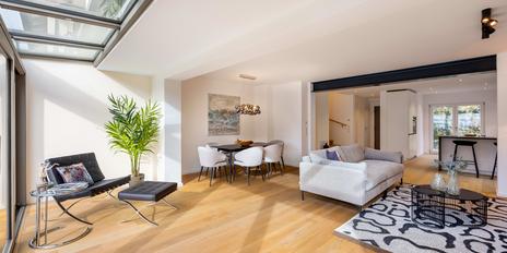 Familiengerecht: Soeben saniertes Reiheneckhaus mit Wintergarten, Terrassen und Südgarten