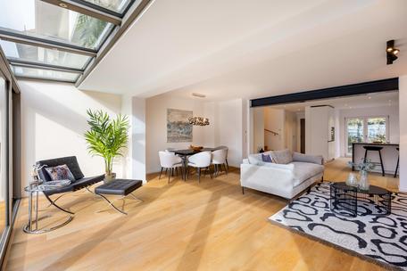 Familiengerecht: Soeben saniertes Reiheneckhaus mit Wintergarten, Terrassen und Südgarten