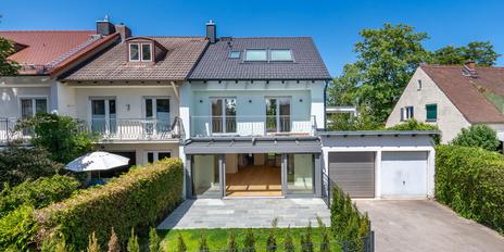 Familiengerecht: Soeben saniertes Reiheneckhaus mit Wintergarten, Terrassen und Südgarten