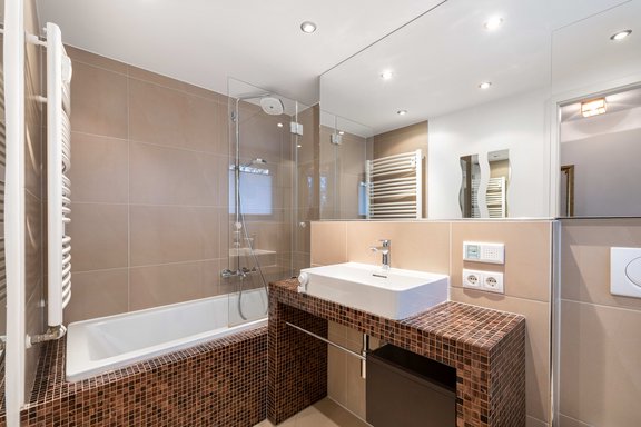 Main bathroom renewed in 2016