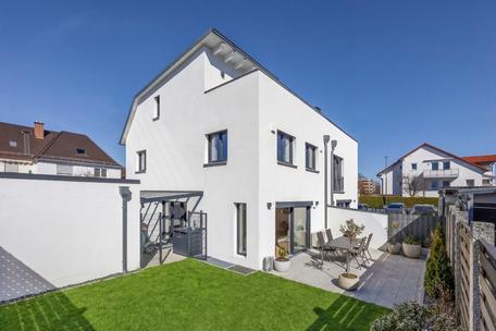 Familiengerechte Doppelhaushälfte in moderner Ästhetik mit Südterrasse und Garten