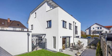 Familiengerechte Doppelhaushälfte in moderner Ästhetik mit Südterrasse und Garten