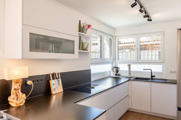 Design-Küche mit Markengeräten