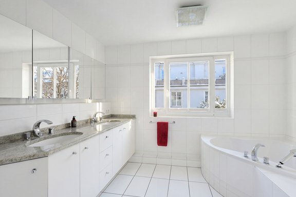 Light-flooded bathroom