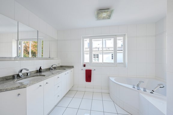 Light-flooded bathroom