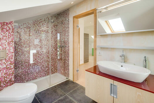 Bright shower room in the DG