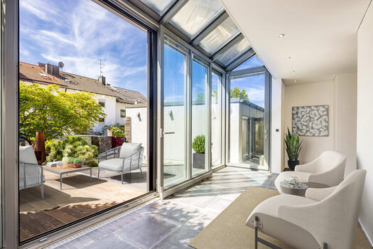 Light-filled conservatory (virtually furnished)