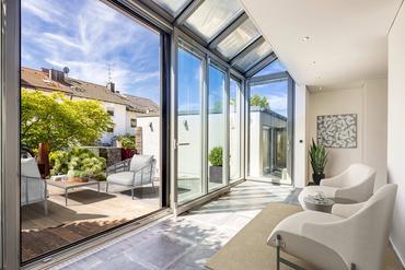 Stilvolle Haushälfte mit Kamin, Sauna/Dampfbad und Garten im Münchner Osten