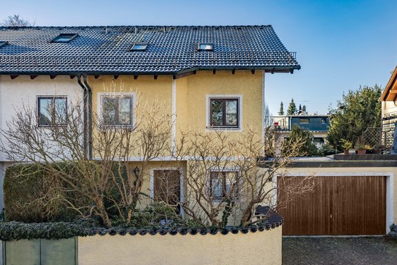Spacious garage for half of the house