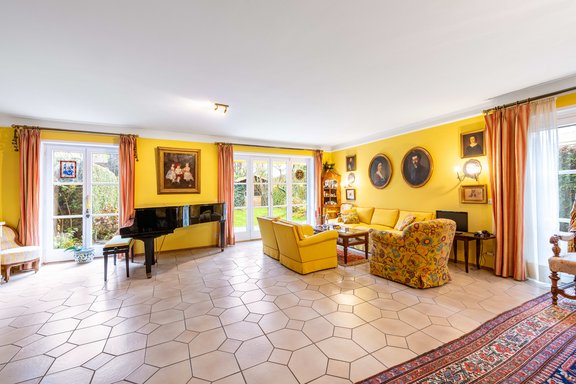 Spacious living/dining area