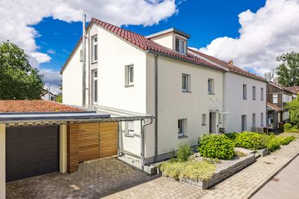 Familiengerechte Haushälfte mit sonnigem Süd-Garten