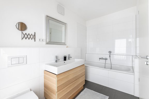 Masterbad mit Wanne und Doppelwaschtisch