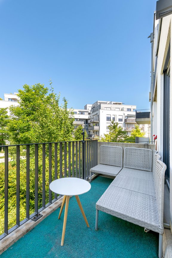 Großer Balkon mit Westausrichtung