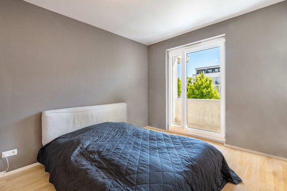 Schlafzimmer mit kleinem Balkon