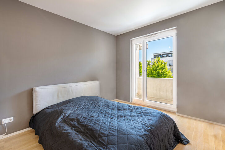 Schlafzimmer mit kleinem Balkon