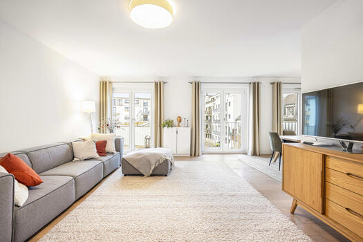 Spacious living / dining area