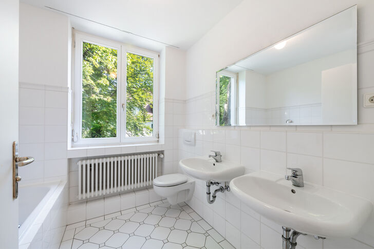 Bad mit Wanne und Fenster