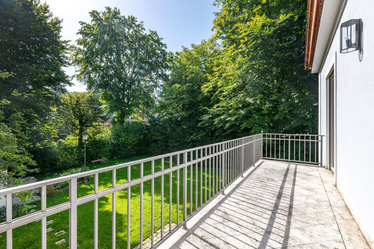 Süd-Ost Balkon mit Blick in den Garten