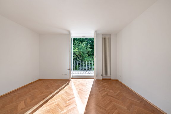 Zimmer mit Zugang zum Balkon