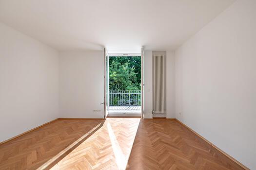 Zimmer mit Zugang zum Balkon
