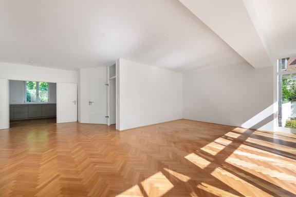 Offener Wohnbereich mit Kirschbaum-Fischgrätparkett