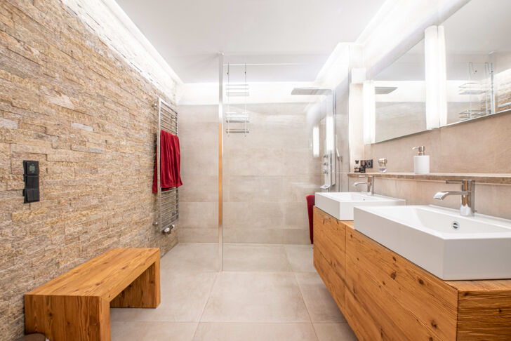 Bad im eleganten Chalet-Stil