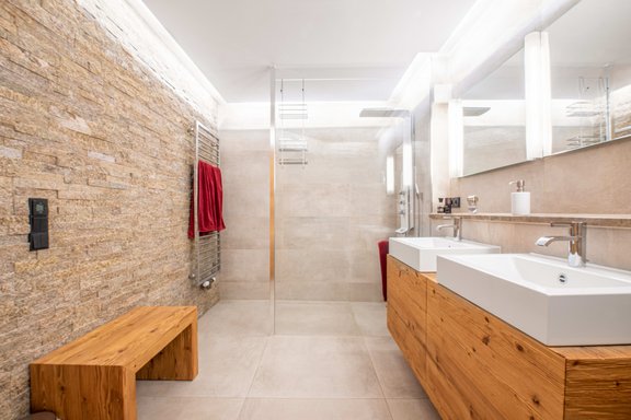 Bad im eleganten Chalet-Stil